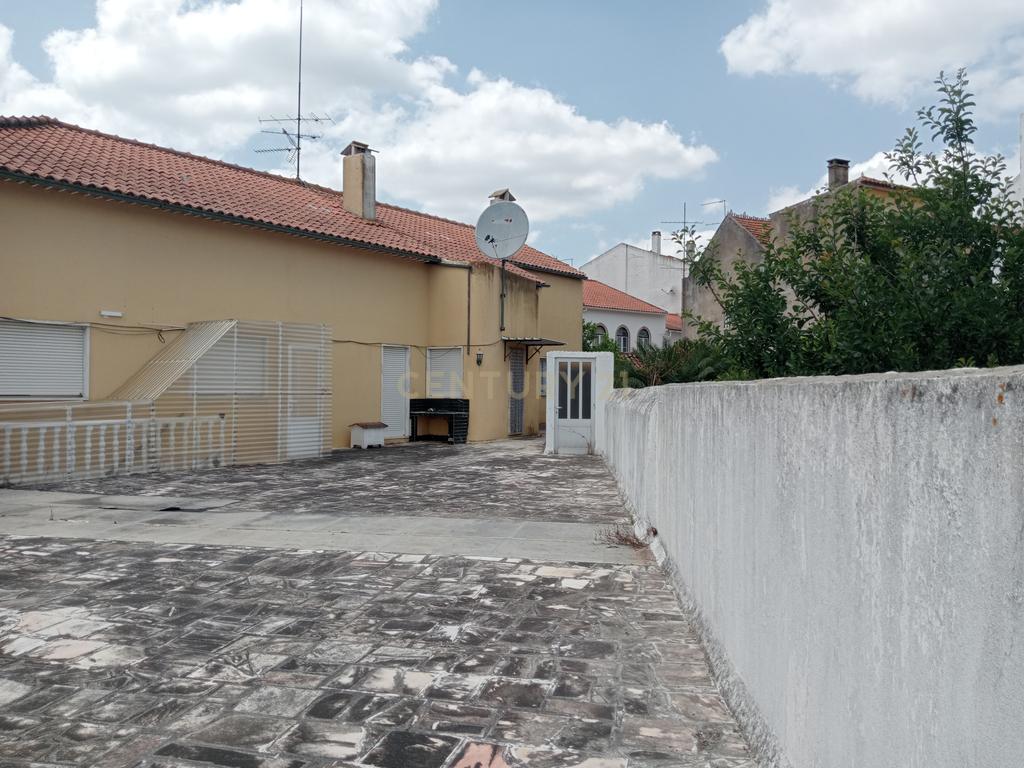 Edifício Versátil em Santarém com Vista e Acessibilidade - Image 14