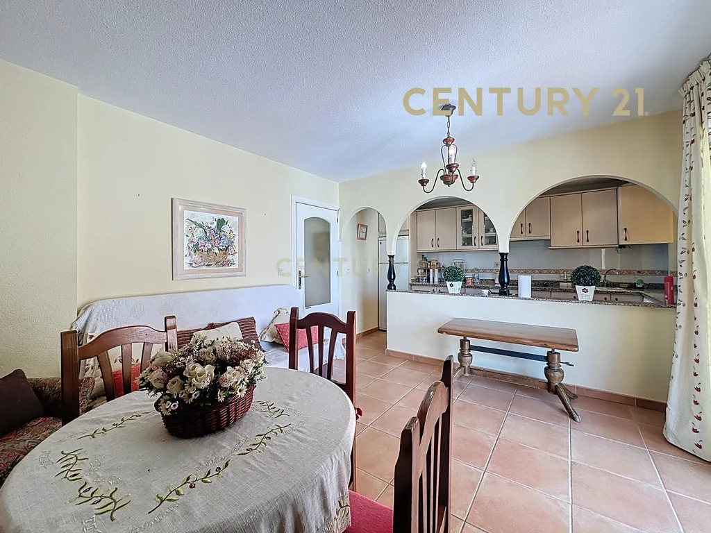 Apartamento de um quarto para arrendar em Torrox Costa com terraço e piscina - Image 4