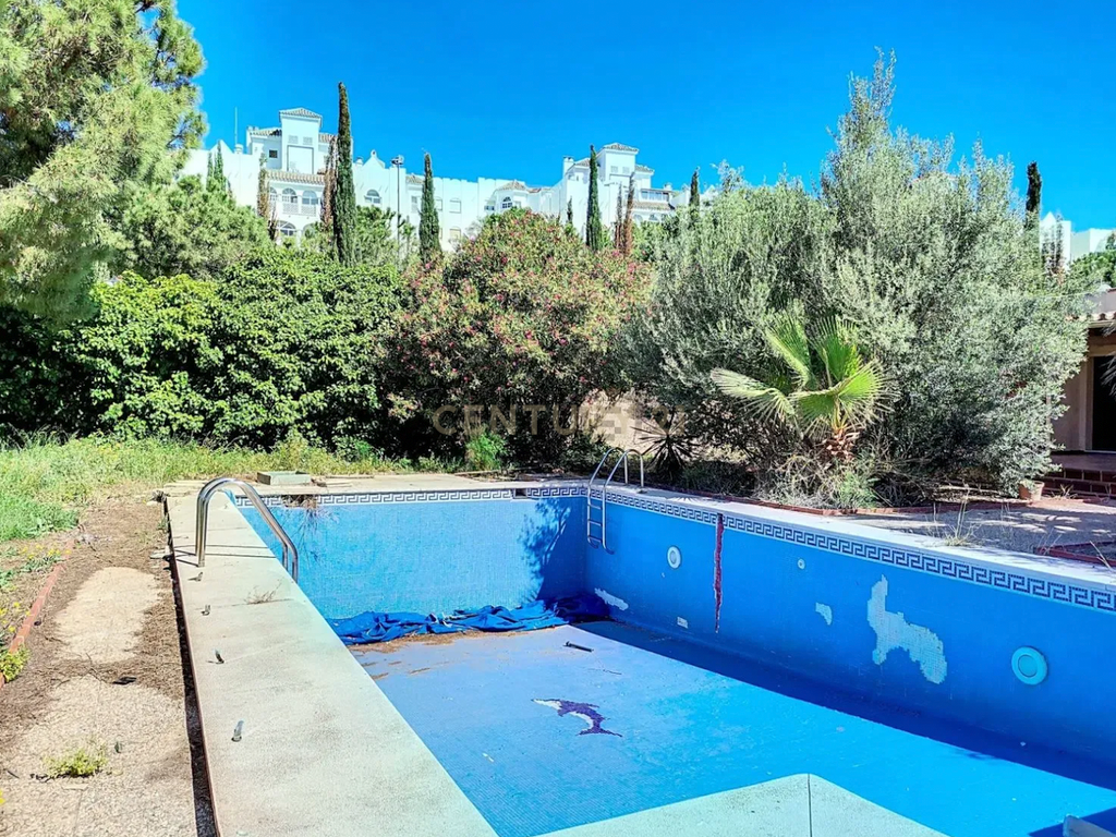 Espetacular Moradia T4 com Jardim e Piscina em Málaga - Image 18