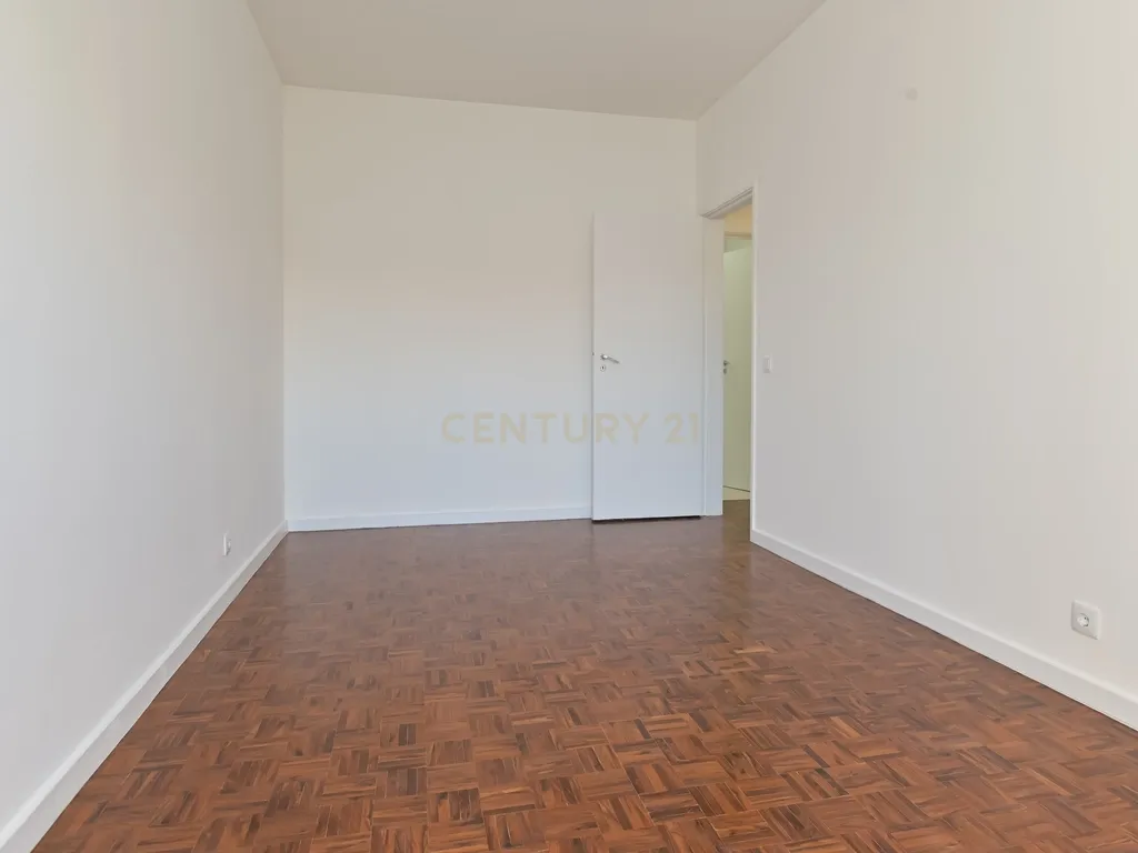 * RESERVADO * Apartamento T2 renovado para arrendamento em São Domingos de Benfica, Lisboa - Image 11