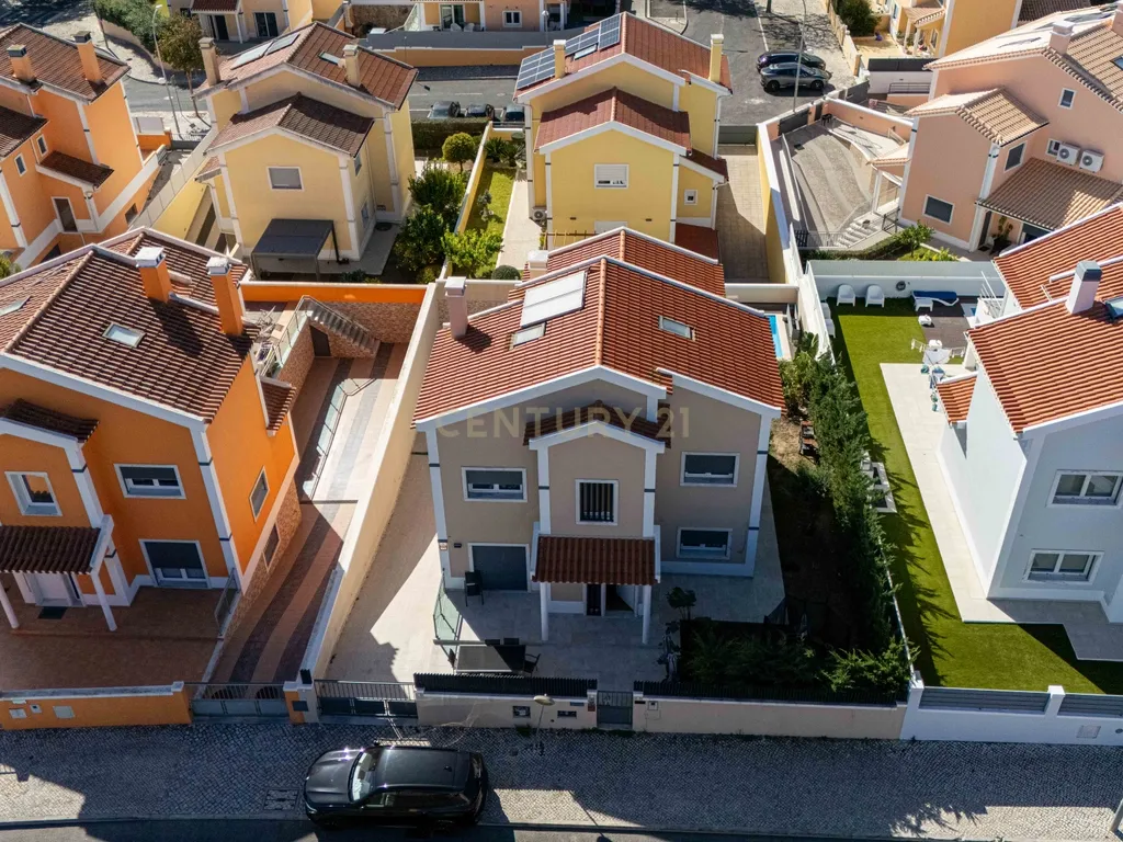 Moradia Independente T4+1 com Piscina, 321 m² de Construção e Garagem para 5 Viaturas | Albarraque, Rio de Mouro - Image 57