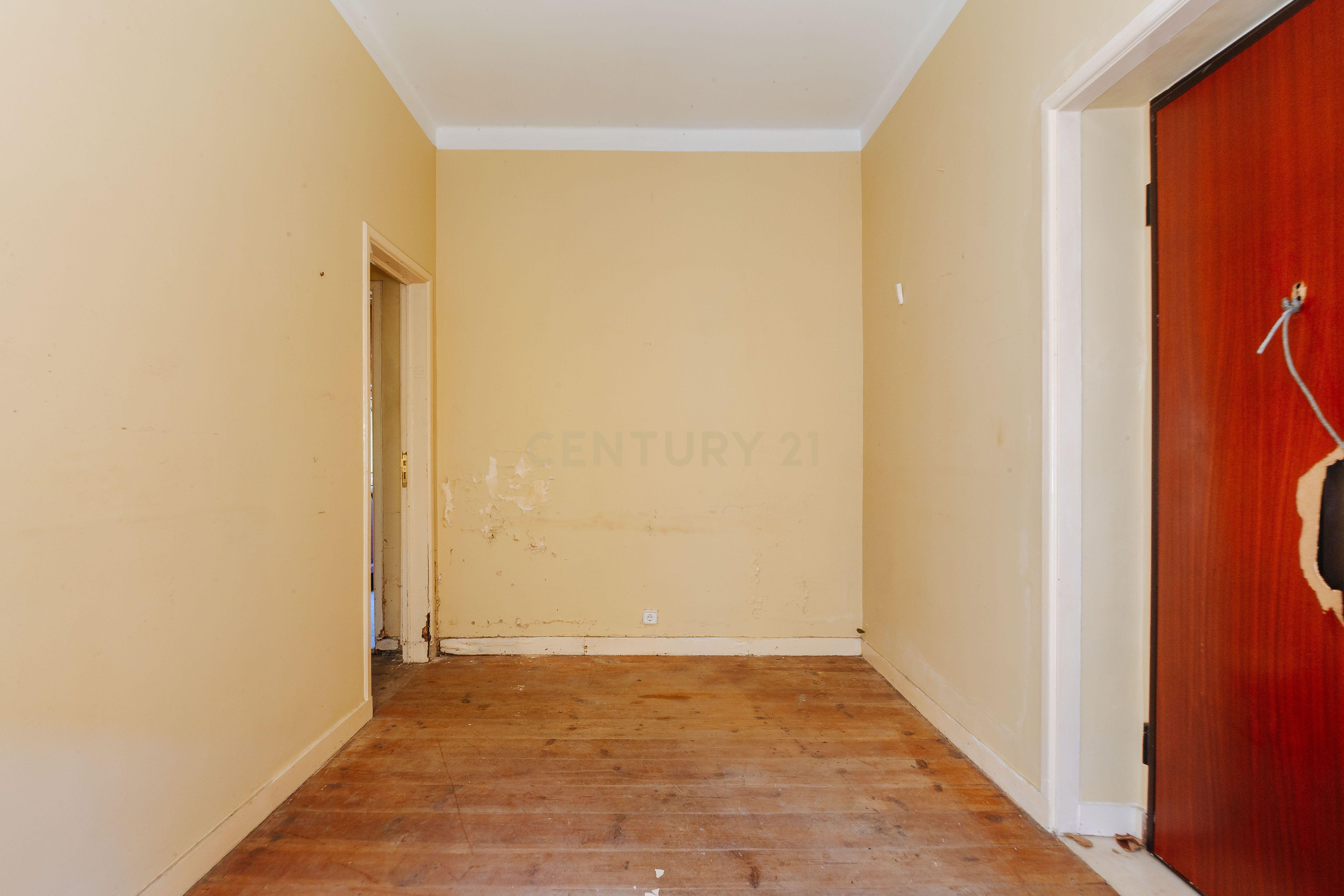 Fotografia 5 de Apartamento T3 para Remodelação com Terraço | Alvito | Lisboa