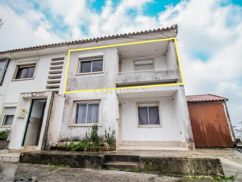 Apartamento T2 com enorme potencial | Varanda + Sótão aproveitável | Excelente exposição solar - Image 2