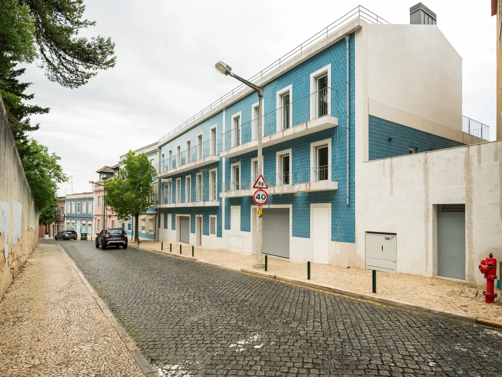 Arrenda-se apartamento T2 (111m2) na Estrela, Lisboa - Image 23