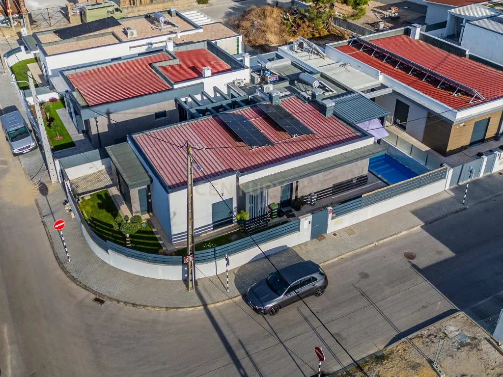 Moradia T3+1 Térrea de gaveto com Piscina, Domótica e Espaço Exterior | Fernão Ferro - Image 3