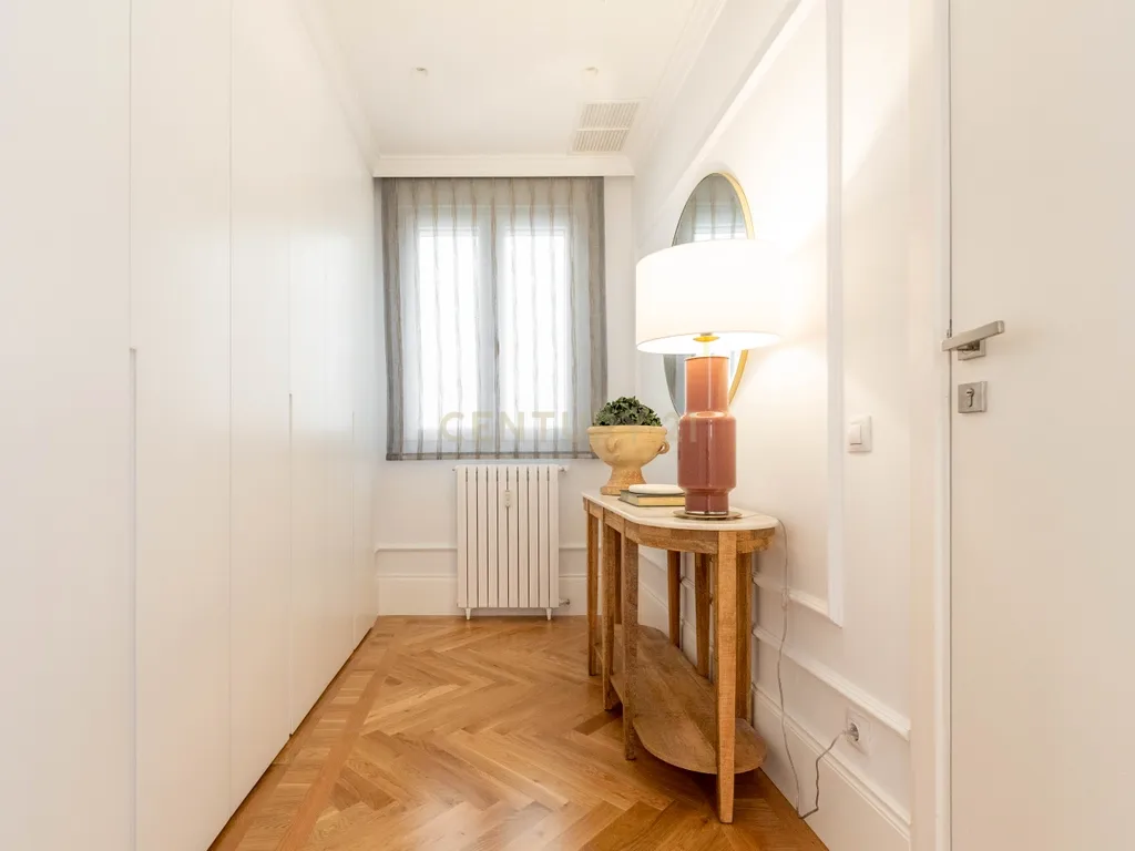 APARTAMENTO RENOVADO COM MOLDURAS E VARANDAS - Image 29
