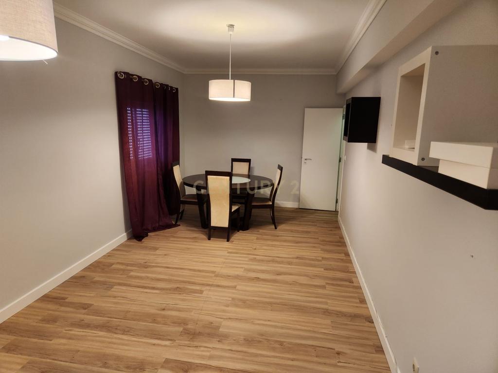 Apartamento Moderno em Setúbal com Vista para a Cidade e Montanha - Image 4