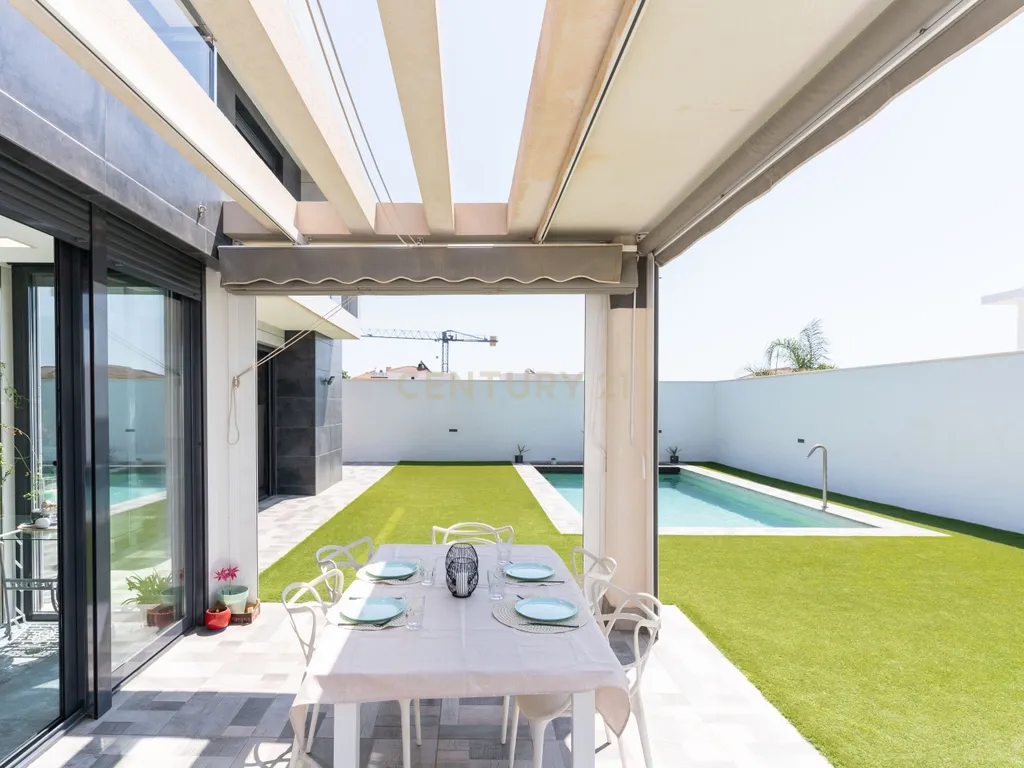 Luxuosa Moradia T4 com Vista Mar e Piscina em Almería - Image 34