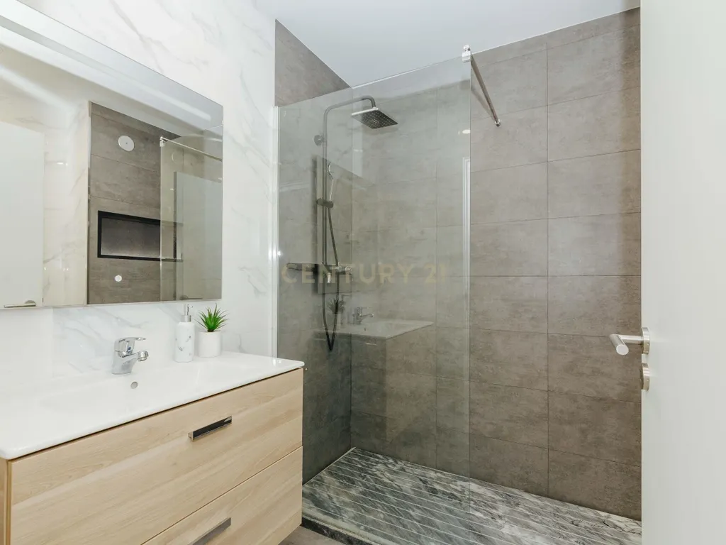 Apartamento T3 totalmente remodelado - Image 14