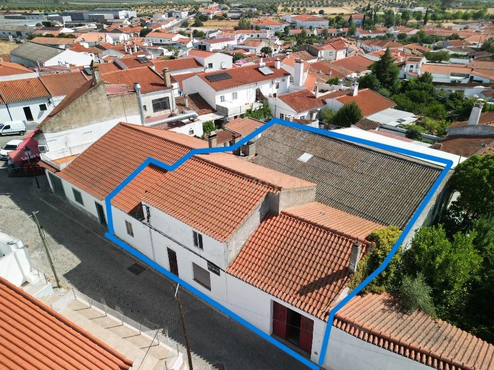 Oportunidade Única em Pias: Loja e Casão (Junto ao Restaurante "O Adro") - Image 1