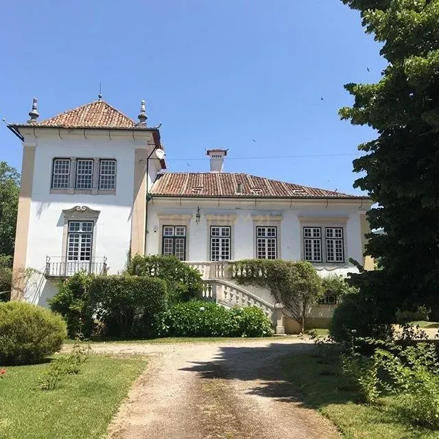 Palacete de Luxo com Piscina: Refúgio Histórico no Coração de Lousã - Image 3