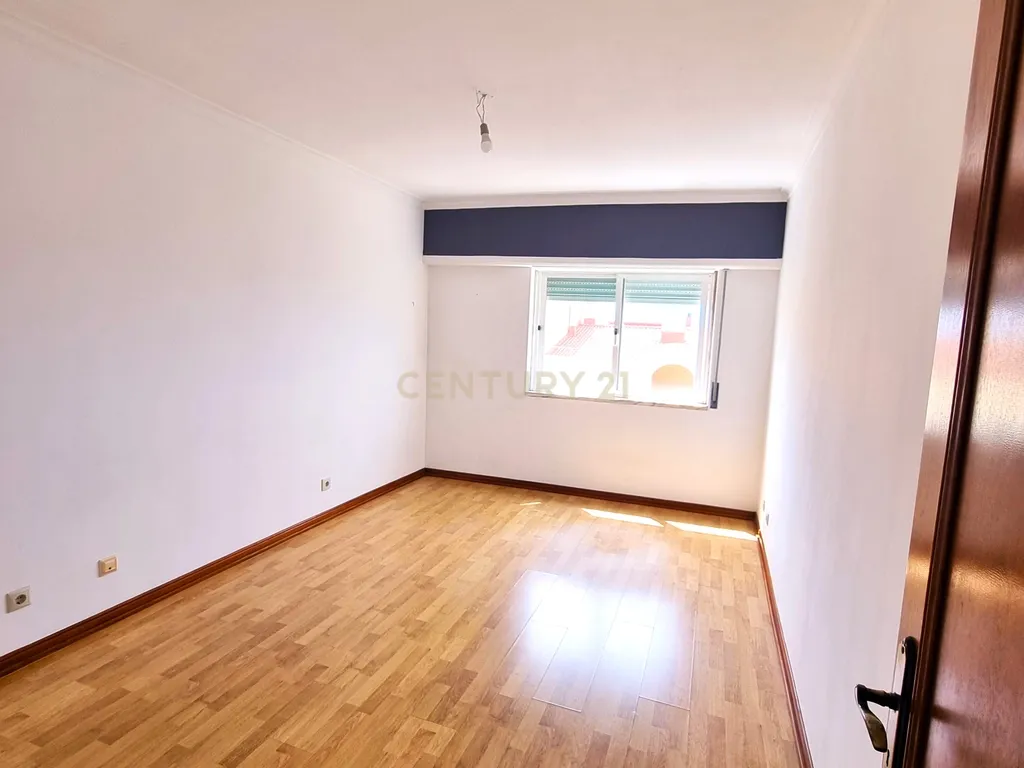Apartamento T2 com Vista Panorâmica e garagem - Image 12