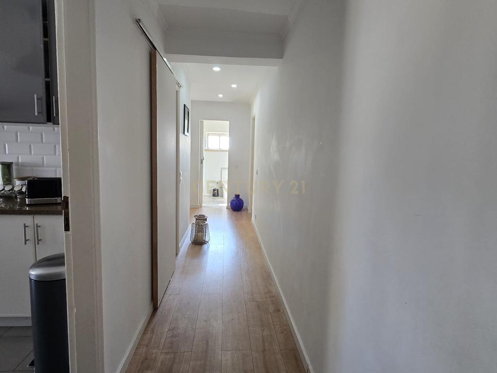 Apartamento T3 Totalmente Remodelado com Varanda e Arrecadação – Vistas Desafogadas - Image 4