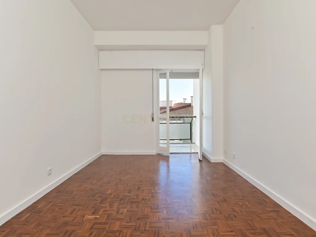 * RESERVADO * Apartamento T2 renovado para arrendamento em São Domingos de Benfica, Lisboa - Image 5