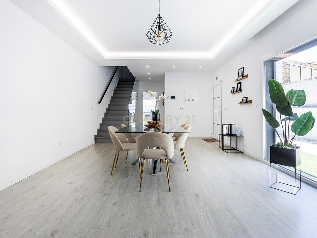 Moradia Contemporânea com Piscina a 5 minutos das praias da Costa da Caparica - Image 3