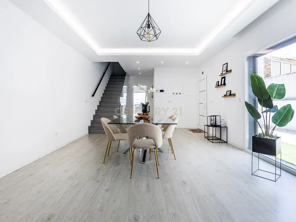 Moradia Contemporânea com Piscina a 5 minutos das praias da Costa da Caparica - Image 3