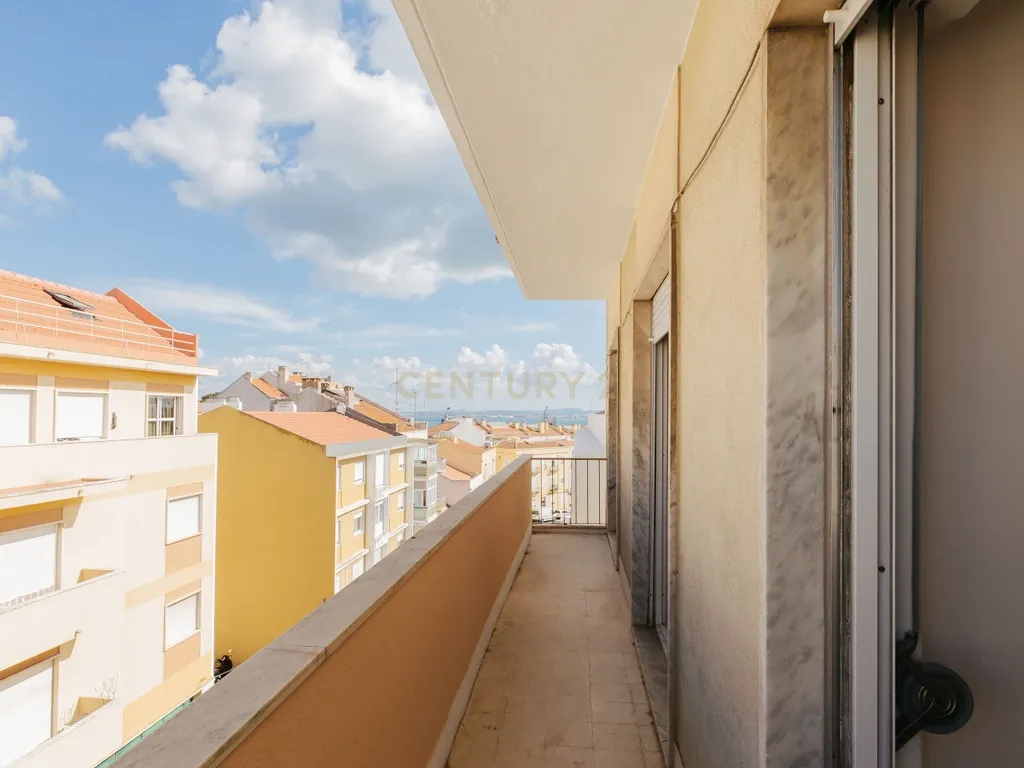 APARTAMENTO T4 COM VARANDA NO BEATO - EXCELENTE LOCALIZAÇÃO - Image 3