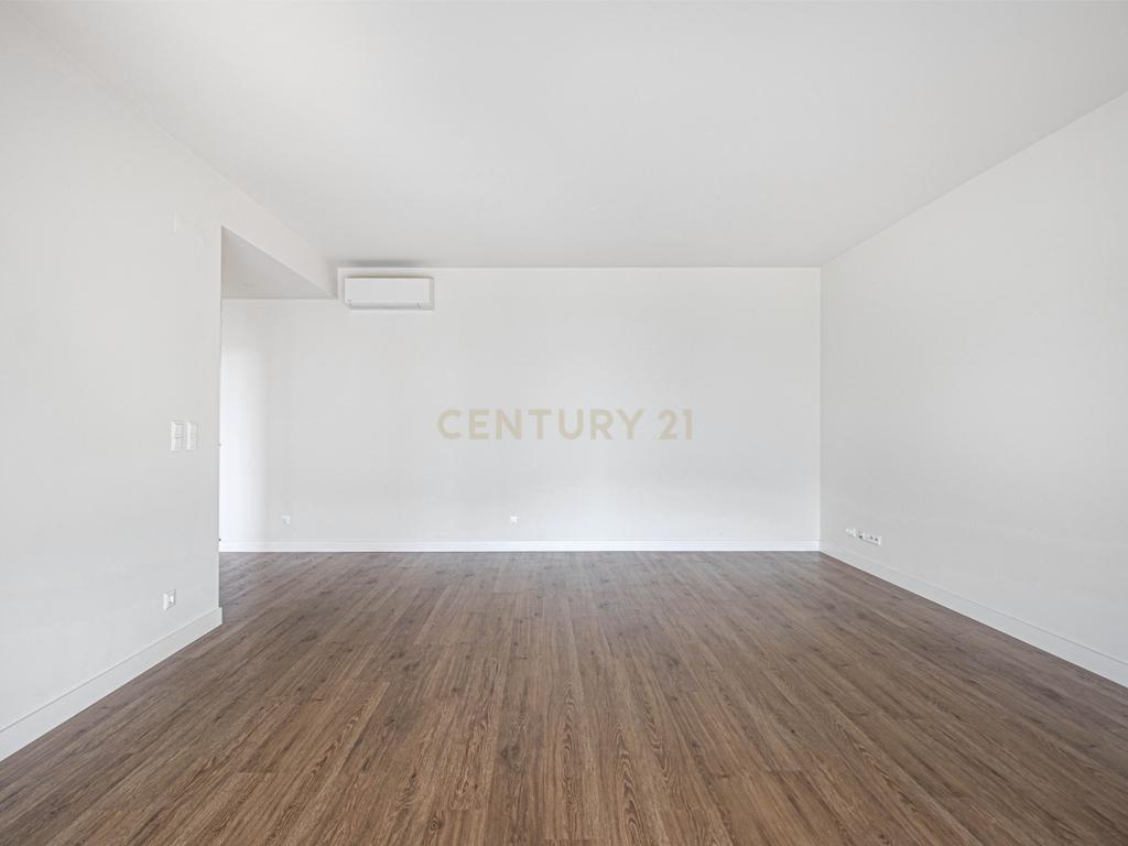 Apartamento T2 em Condomínio com Piscina e Garagem - Areeiro - Image 4