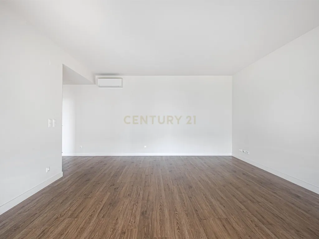 Apartamento T2 em Condomínio com Piscina e Garagem - Areeiro - Image 4