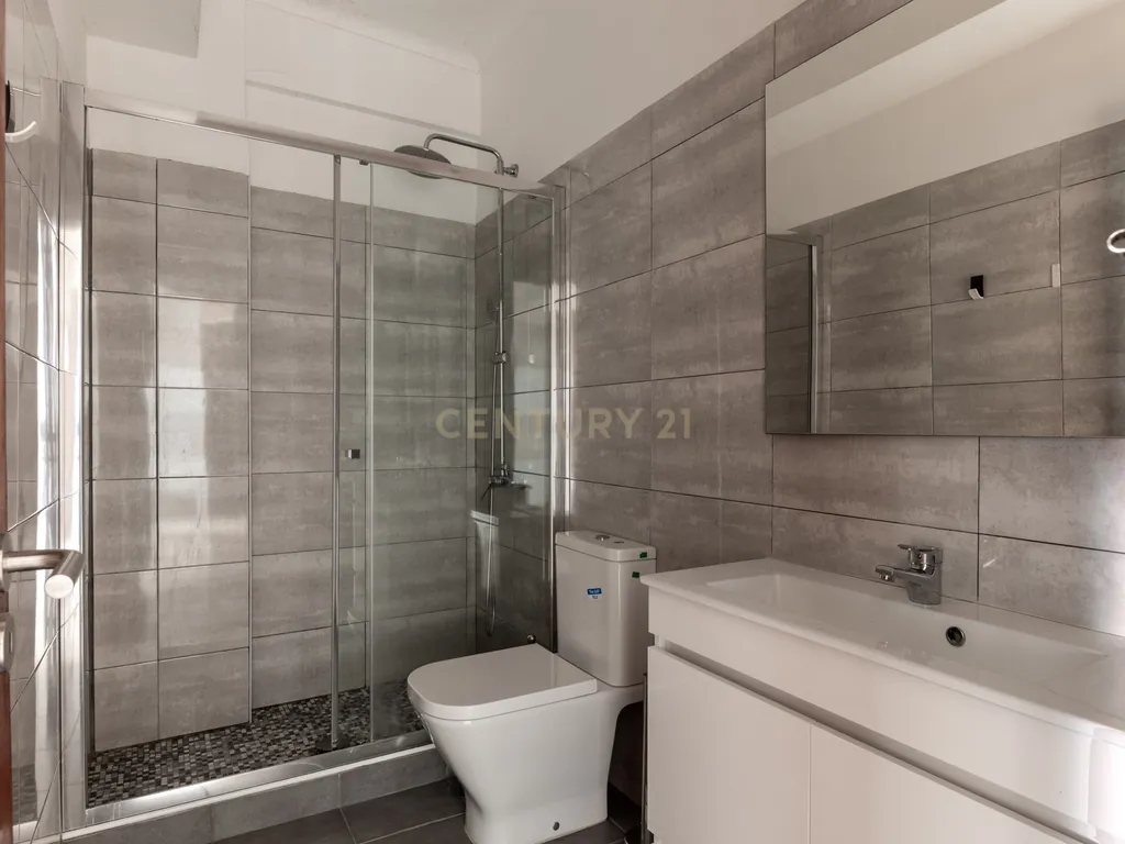 Apartamento T3 com elevador e garagem na Rua Luciano Cordeiro, em Lisboa - Image 19