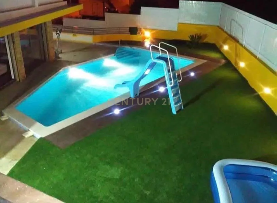 Casa T5 em Sesimbra, Setúbal com Piscina e Jardim Privado - Image 1