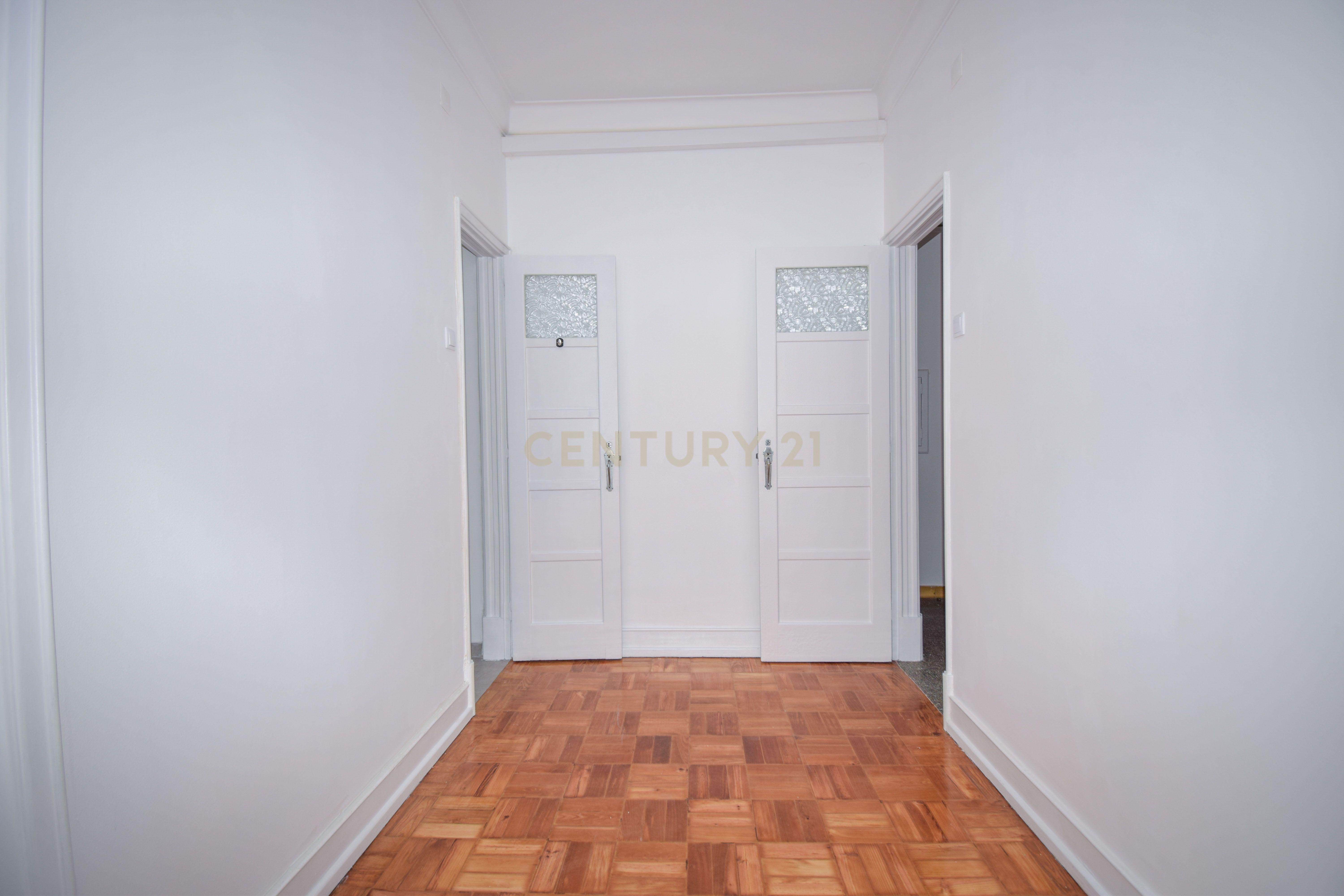 Apartamento T4 de no Saldanha – Totalmente Remodelado - Image 16