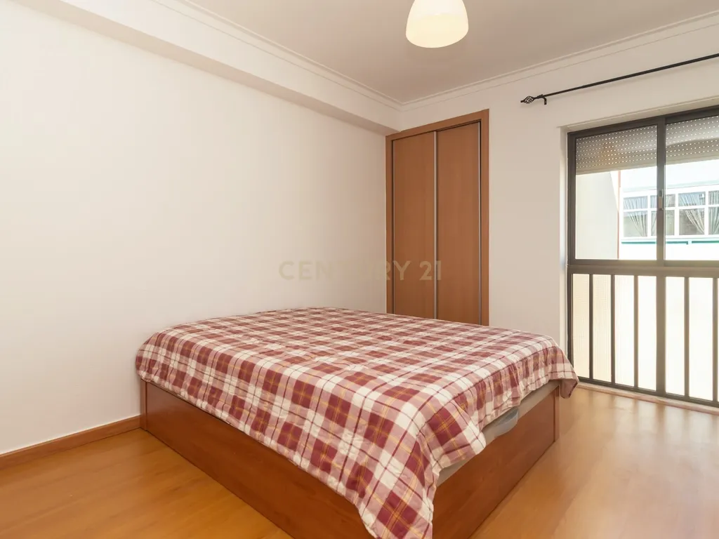 Apartamento T2 de 98m2 com Excelentes Áreas e 2 WC no Centro da Costa da Caparica - Image 25