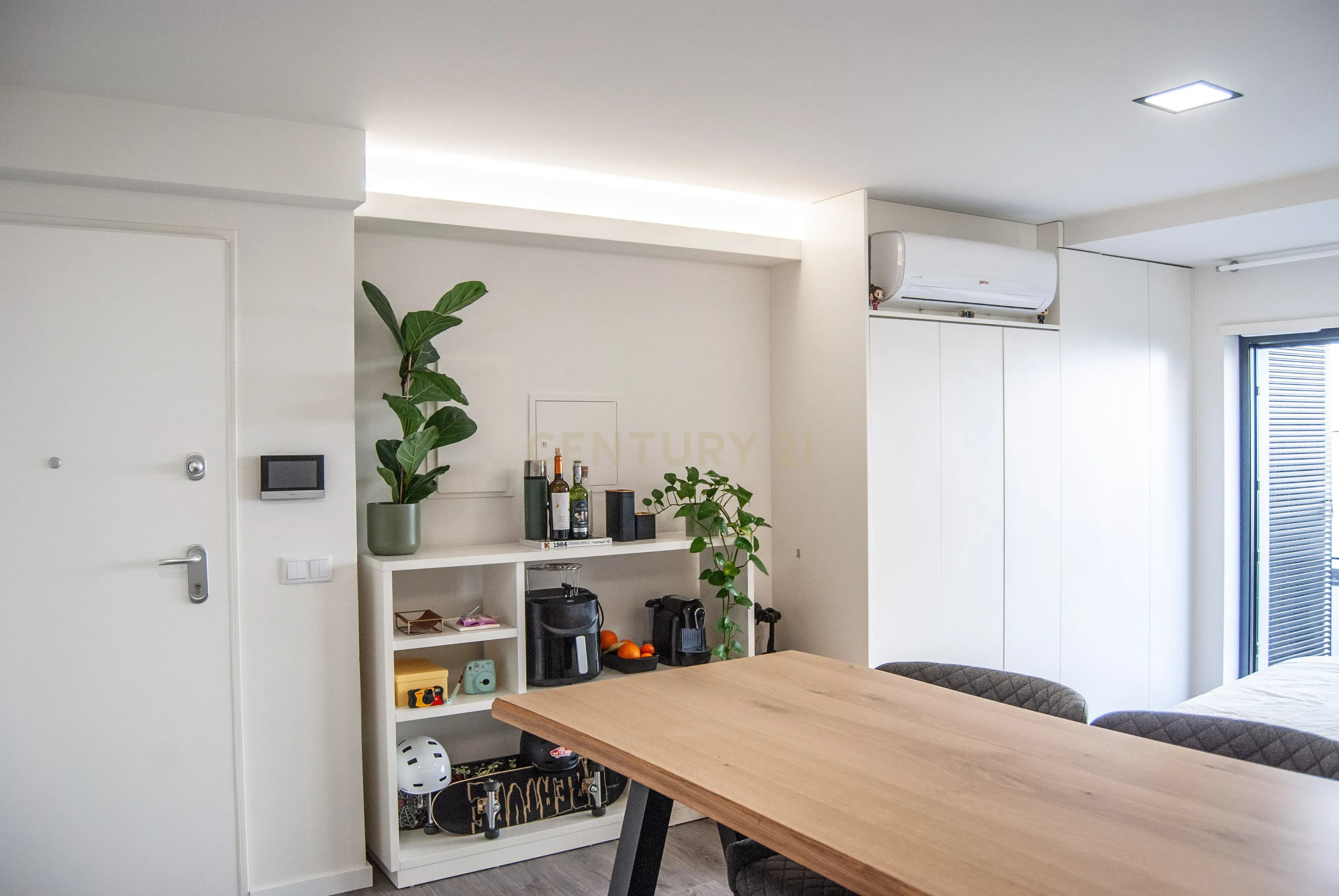 Apartamento T0 Mobilado com varanda - Zona central de Aveiro - Image 16