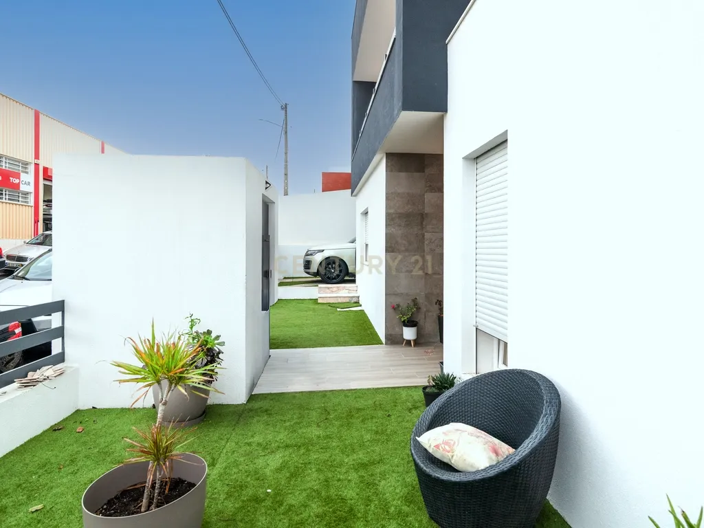 Moderna Moradia T3 em Caneças com Piscina - Image 48