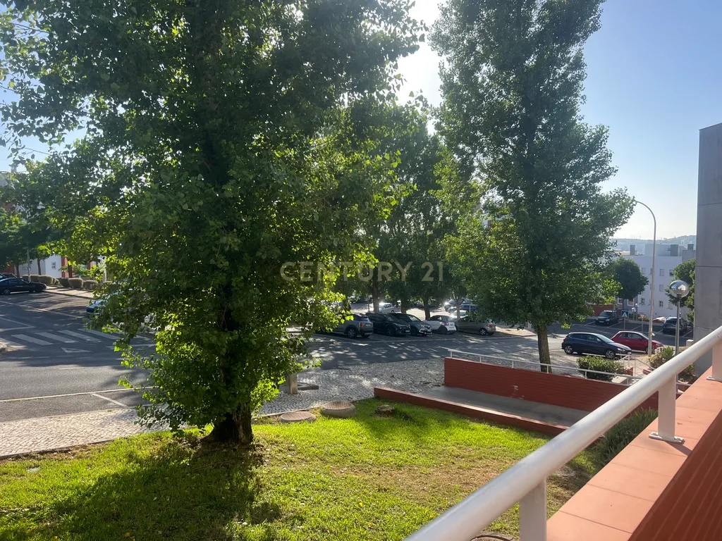 T2 com parqueamento e arrecadação - Casas do Lago Serra de Carnaxide Amadora - Image 34