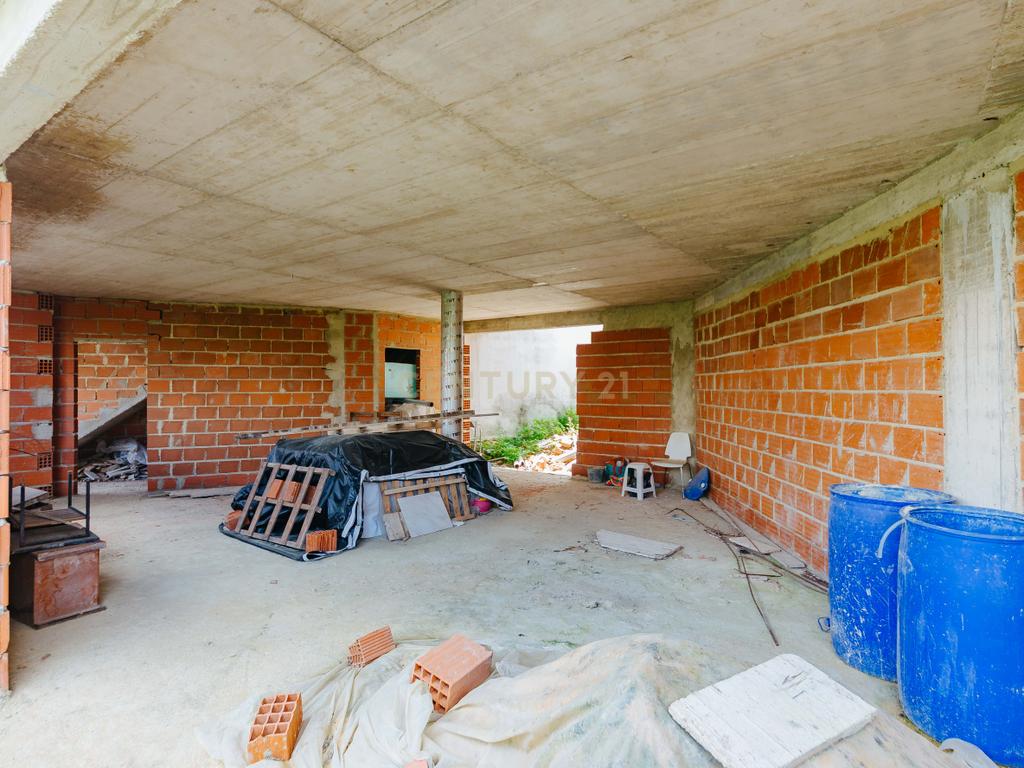 Moradia Unifamiliar de Tipologia T2 em Construção - Image 5