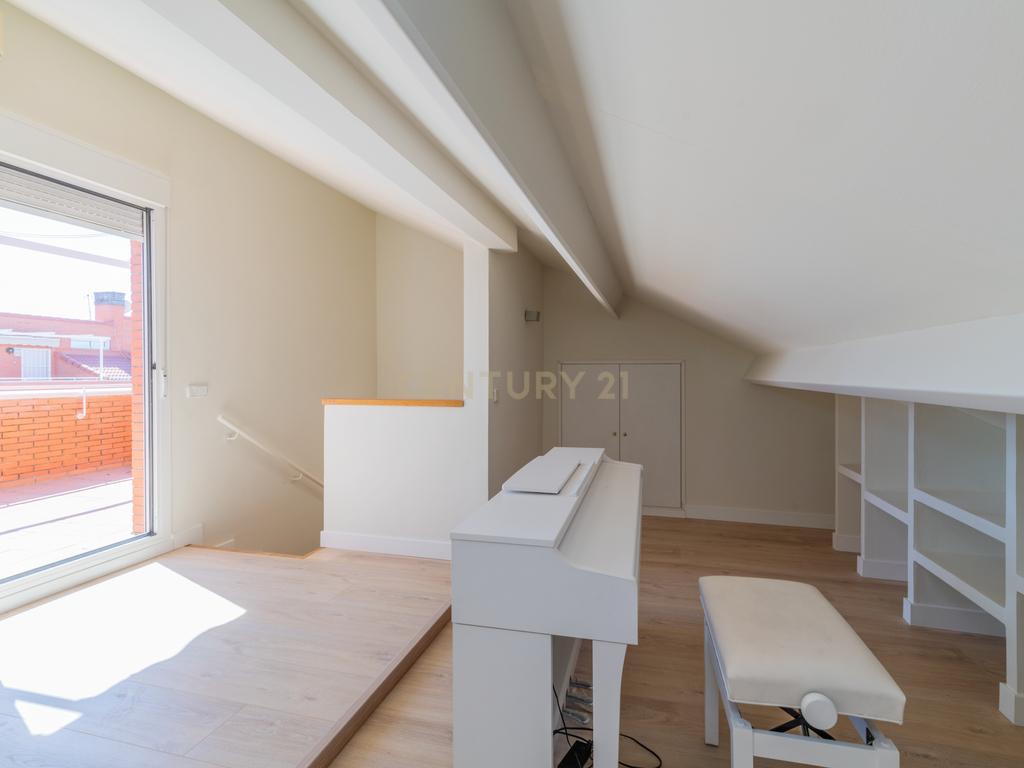 Chalet adosado con jardín en calle Unicornio, Aravaca - Image 33