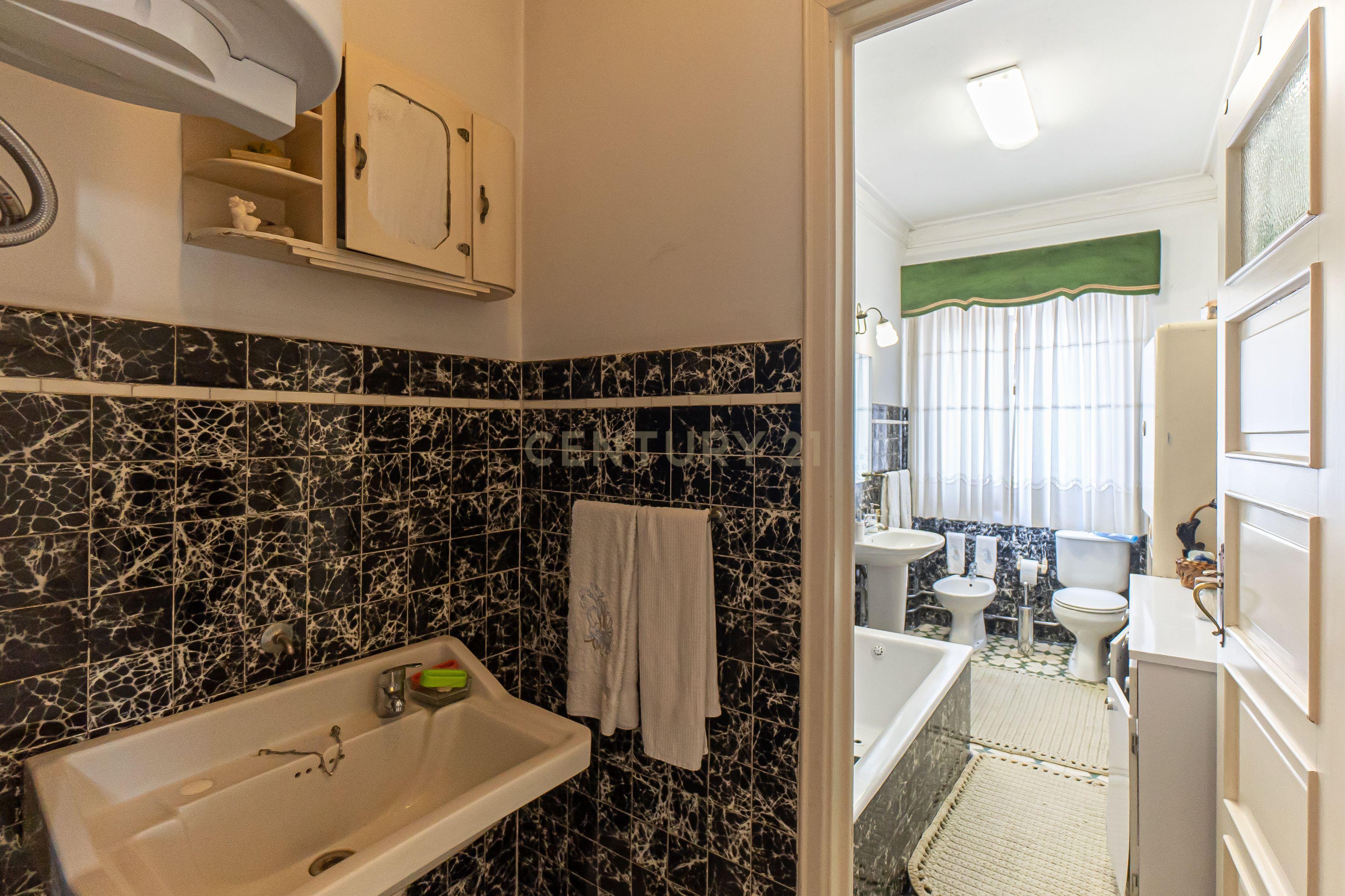 Fotografia 8 de Vivenda T6 com 522 m², Excelente Exposição Solar e Viabilidade para Habitação Bi-Familiar