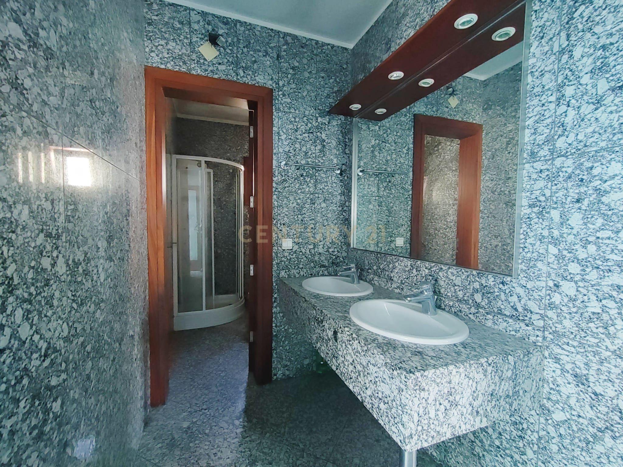 Moradia T5 com piscina a 50 metros da praia e da Avenida dos Banhos na Póvoa de Varzim - Image 17