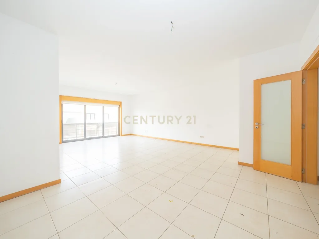 Apartamento T3 com Duas Varandas, Garagem Box e Lugar de estacionamento na Vila Serena, Pinhal Novo - Image 6