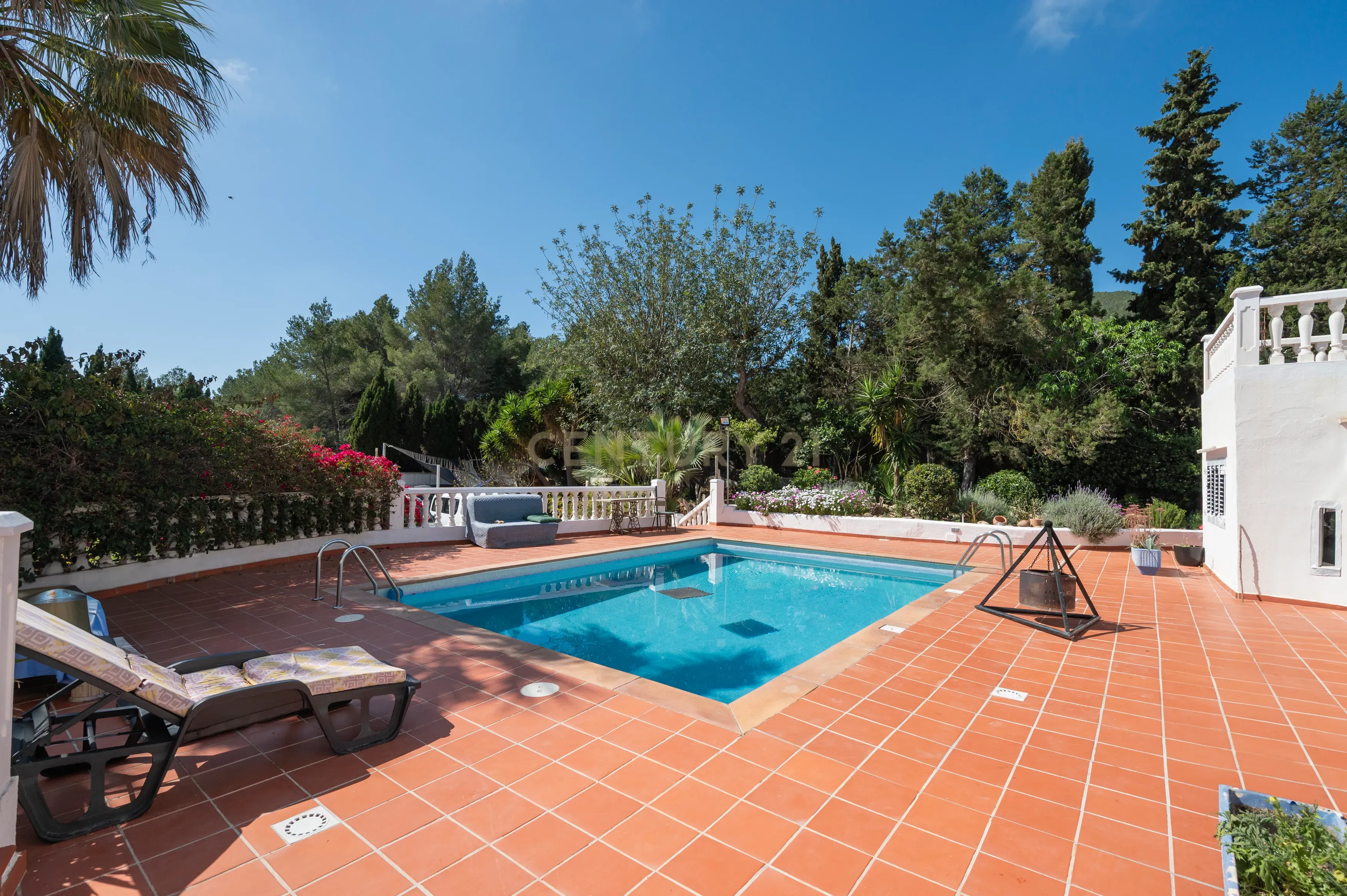 Moradia para reformar em Santa Eulália com piscina e vista panorâmica. Ótima oportunidade para investidores. - Image 5