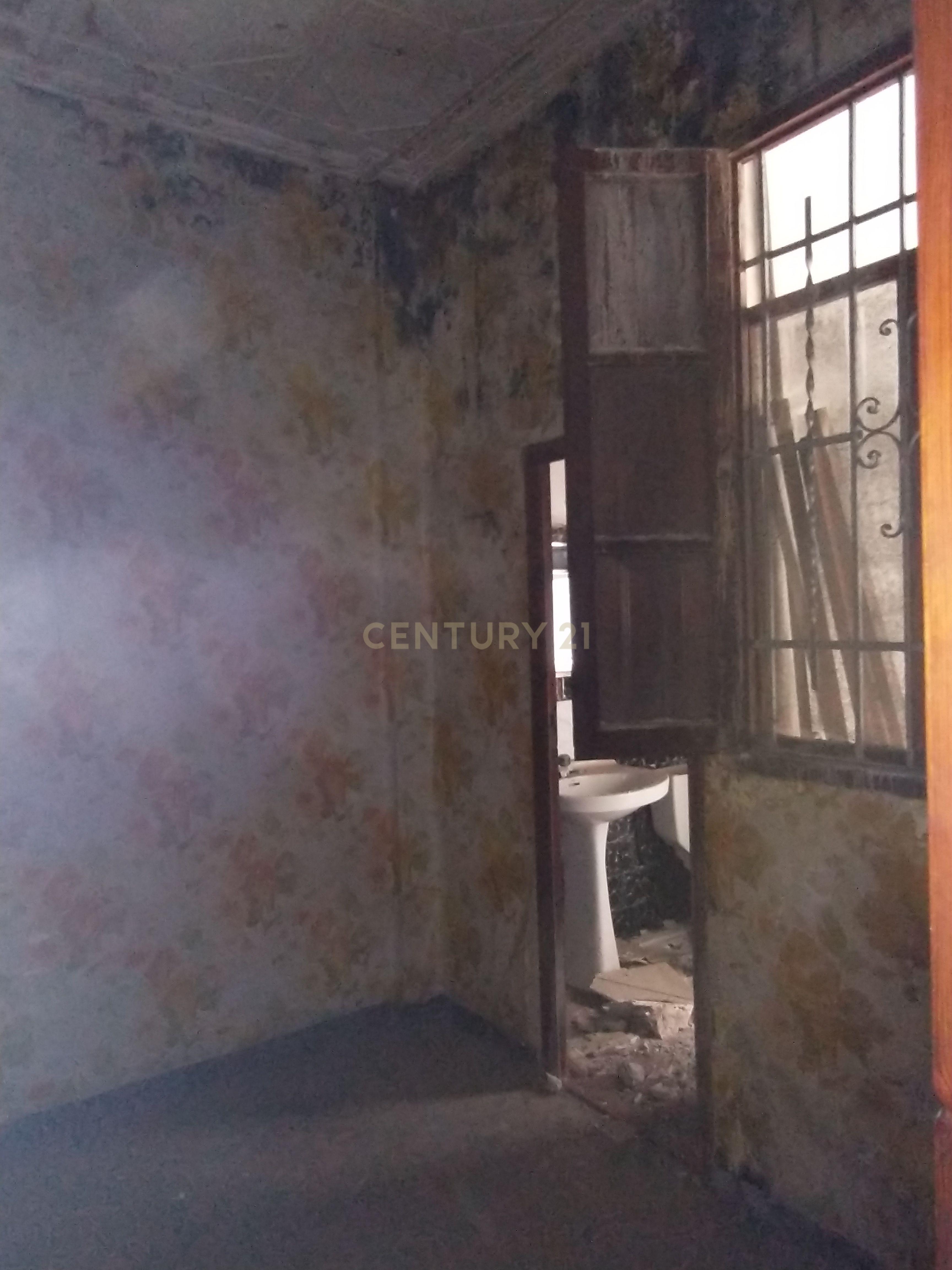 Moradia original para renovar em Benetússer – Localização privilegiada e sem risco de inundação! - Image 3