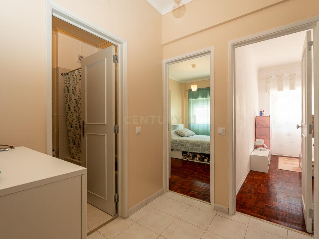 ** APARTAMENTO T2 NA AMADORA, PERTO DO METRO E DO COMBOIO ** - Image 7