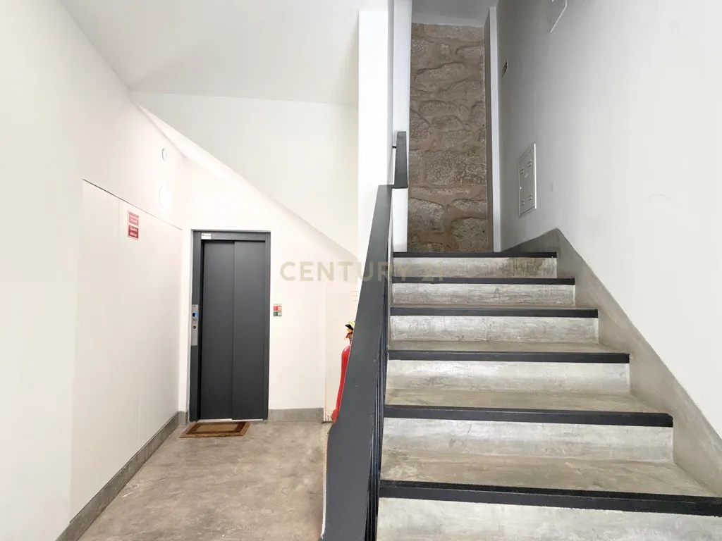 Apartamento T2 com terraço e fachada histórica no centro do Porto - Image 34