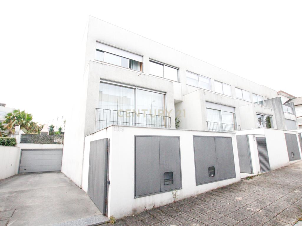 Moradia T3+1 em Alfena, Porto — Excelente localização, conforto e qualidade de construção - Image 1