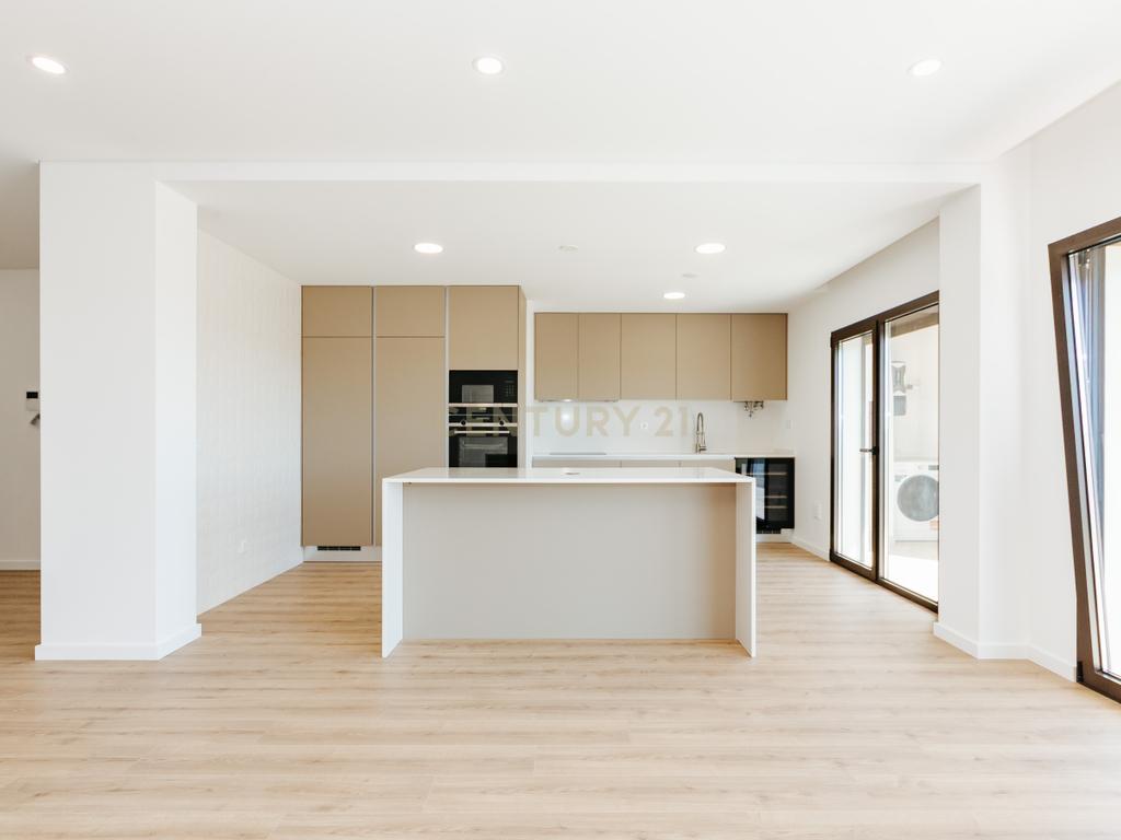 Apartamento T5 Duplex Único com 229 m² — Novo, Sofisticado e com Vista Panorâmica - Image 4