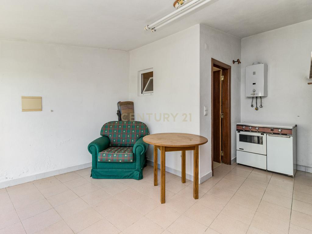 Moradia Isolada T3 com 2480m2 de terreno, poço e com anexos - Image 37