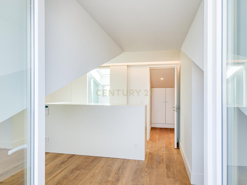 Apartamento T2+1 inserido no emblemático Edifício "Alegria 25". - Image 41
