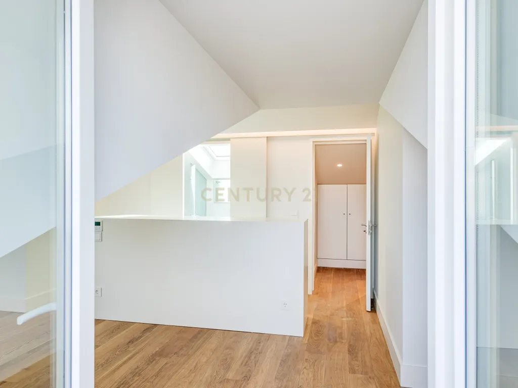 Apartamento T2+1 inserido no emblemático Edifício "Alegria 25". - Image 41