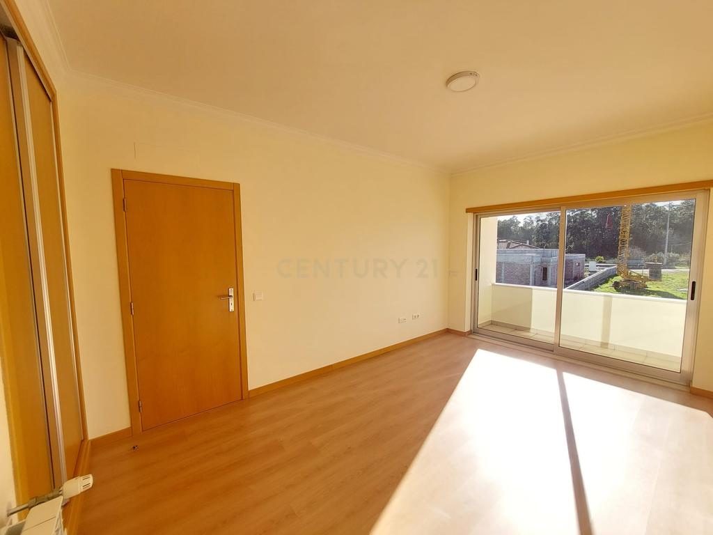 Moradia T4 de 3 Pisos com Piscina e Jardim - Image 24