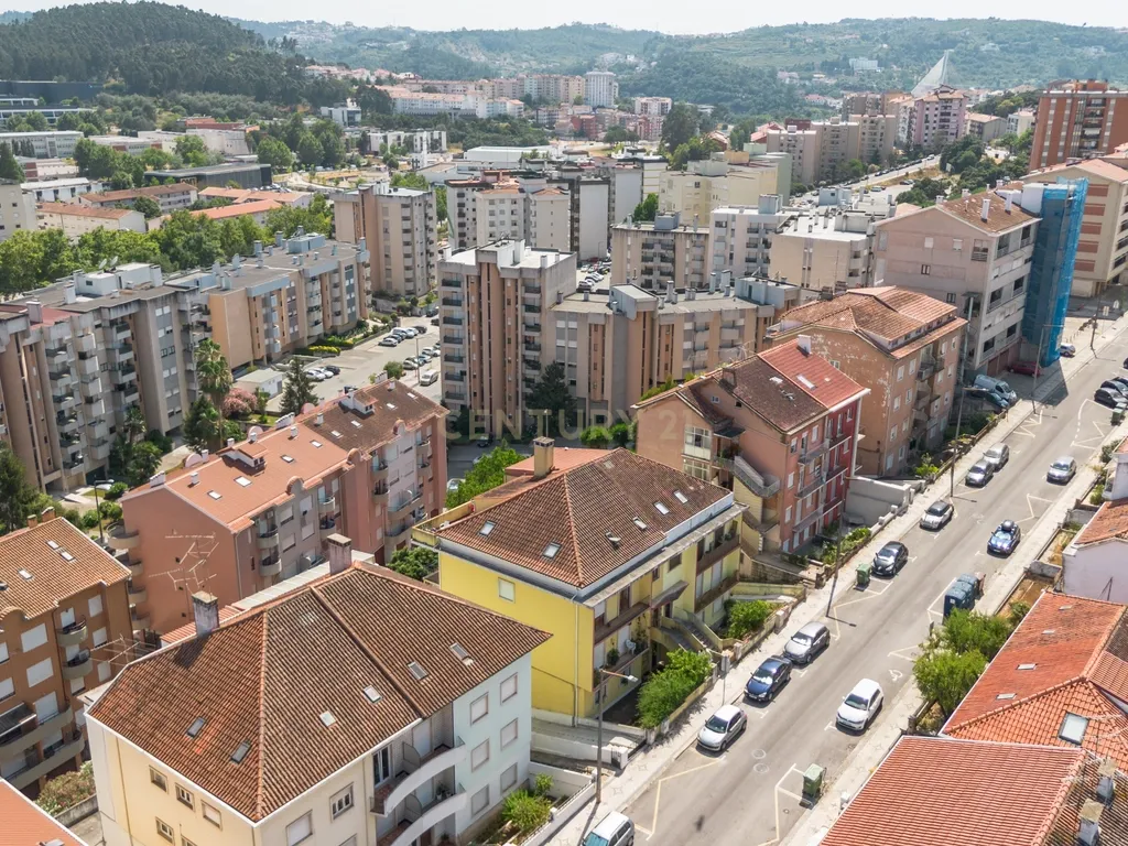Apartamento T3+1 com logradouro e estacionamento privativos e sótão independente rentabilizado – Bairro Norton de Matos - Coimbra - Image 46