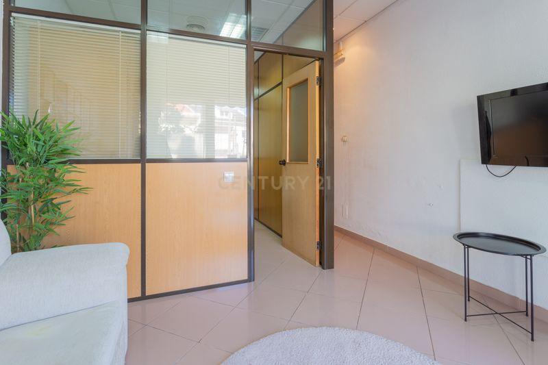 Apartamento Remodelado em Corroios, Seixal T3 + 3, garagem e Terraço - Image 21