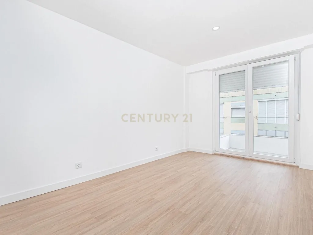 Apartamento T3 com Terraço/ Remodelação Total (Queluz) - Image 19