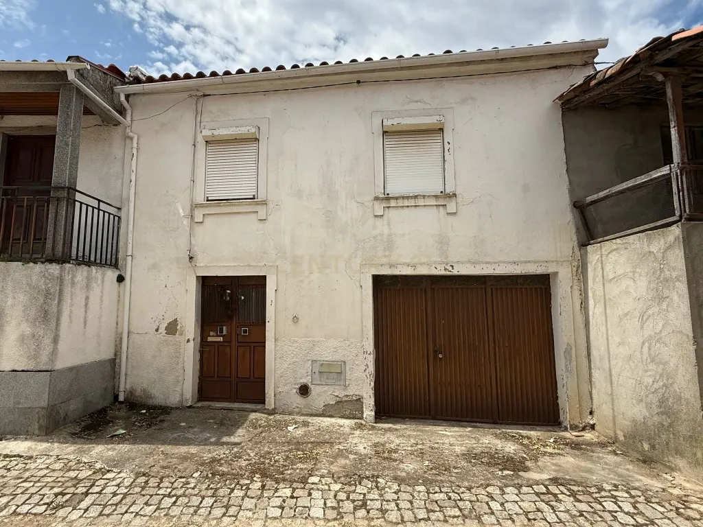 Casa T4 com Jardim e Adega em Vimioso - 53.000€ - Image 2