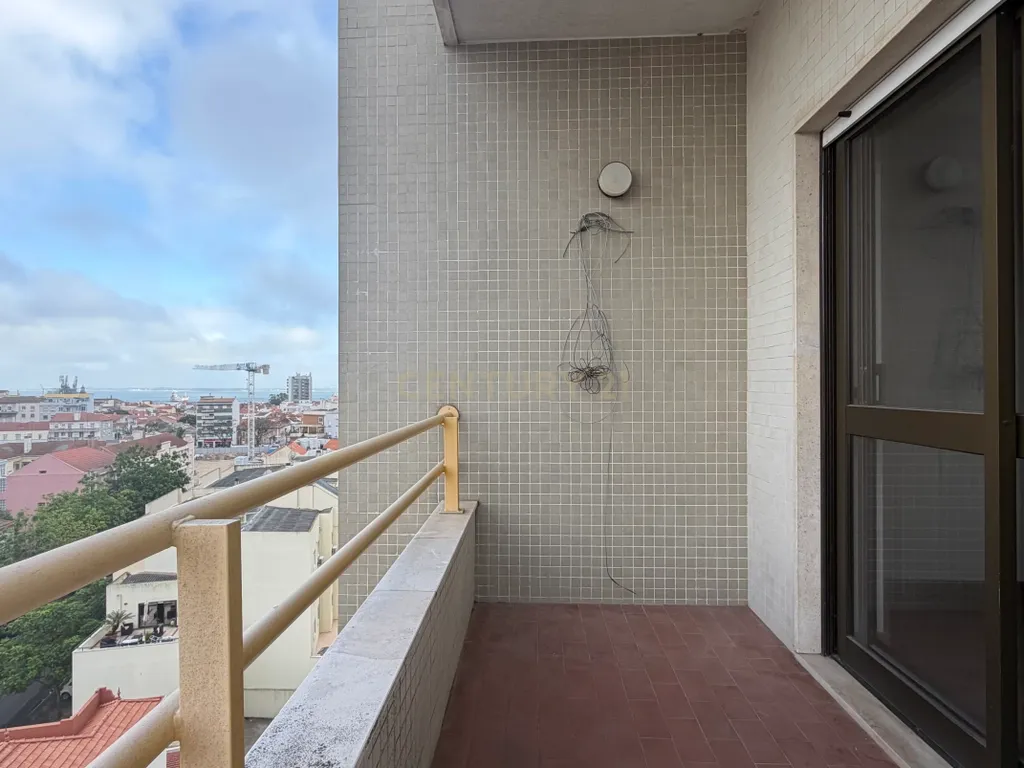 Apartamento T3 com Varandas e Vista Panorâmica no Bonfim, em Setúbal - Image 23